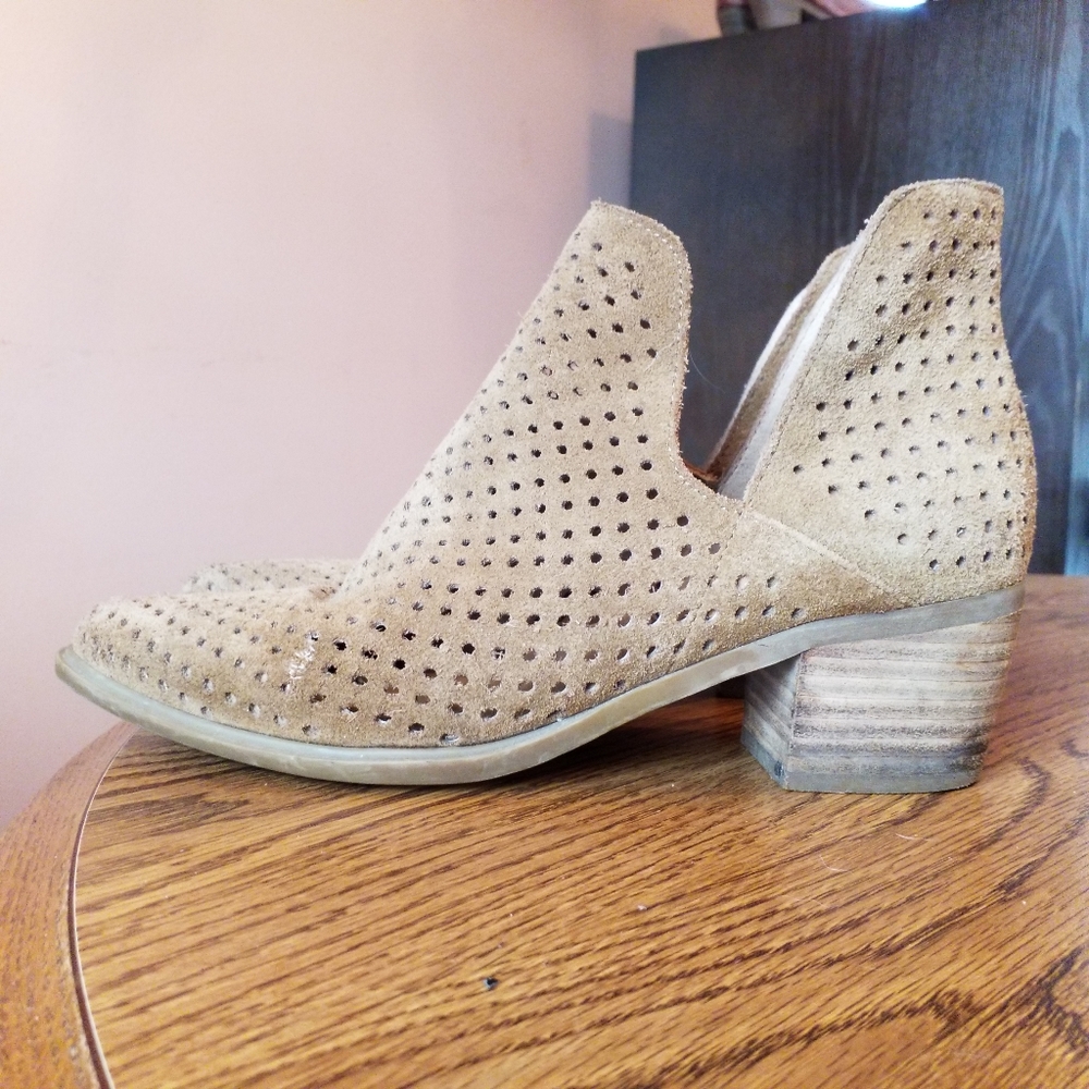 Steve Madden Danese tan suede perforated almond toe cutout Booties 8